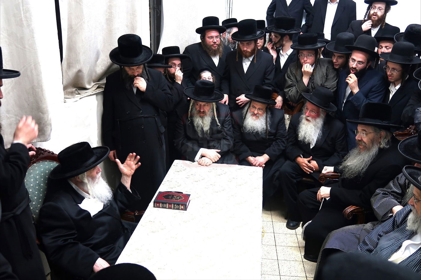 ניחום אבלים בחצה"ק קרעטשניף י-ם