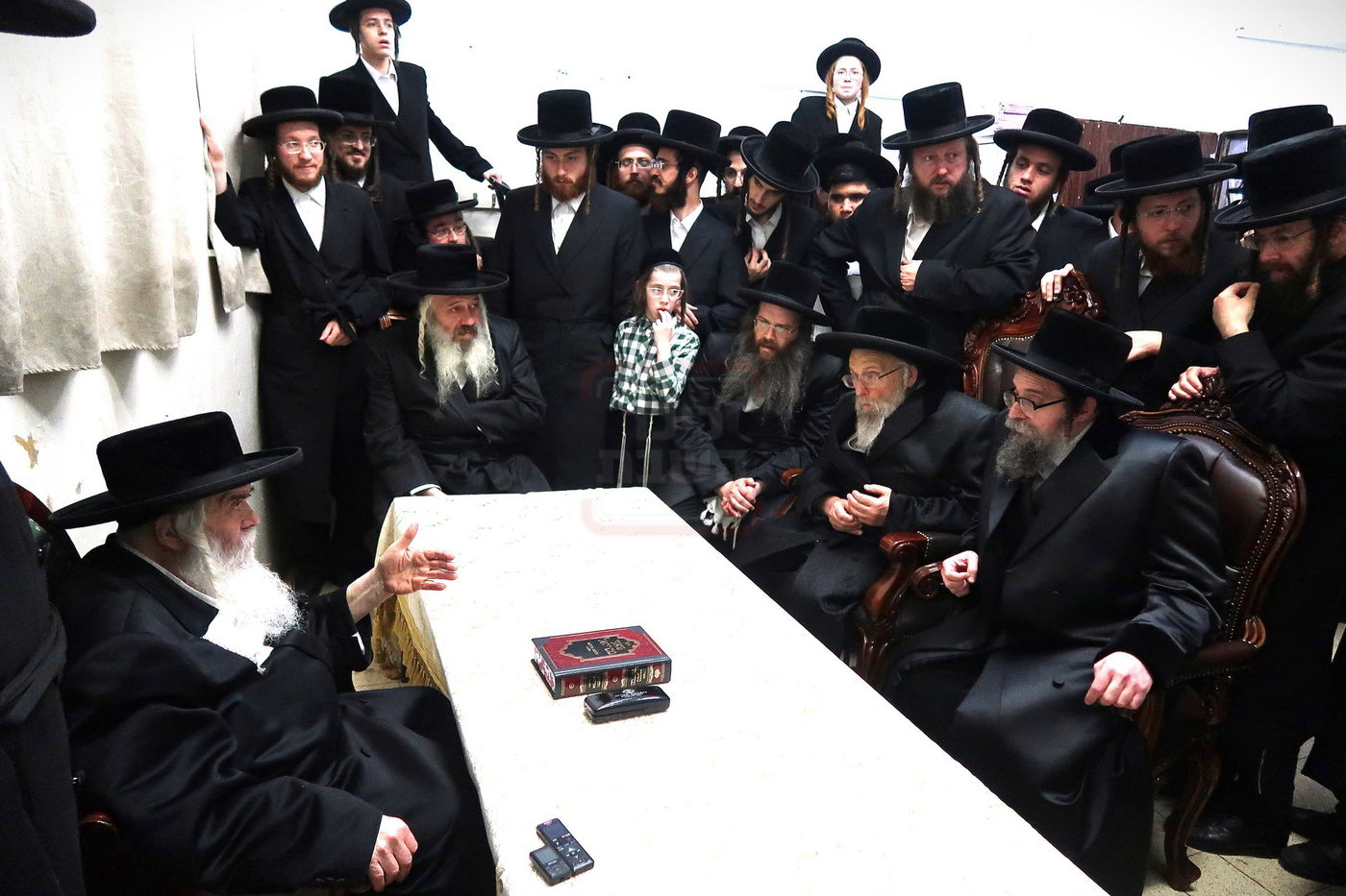 ניחום אבלים בחצה"ק קרעטשניף י-ם