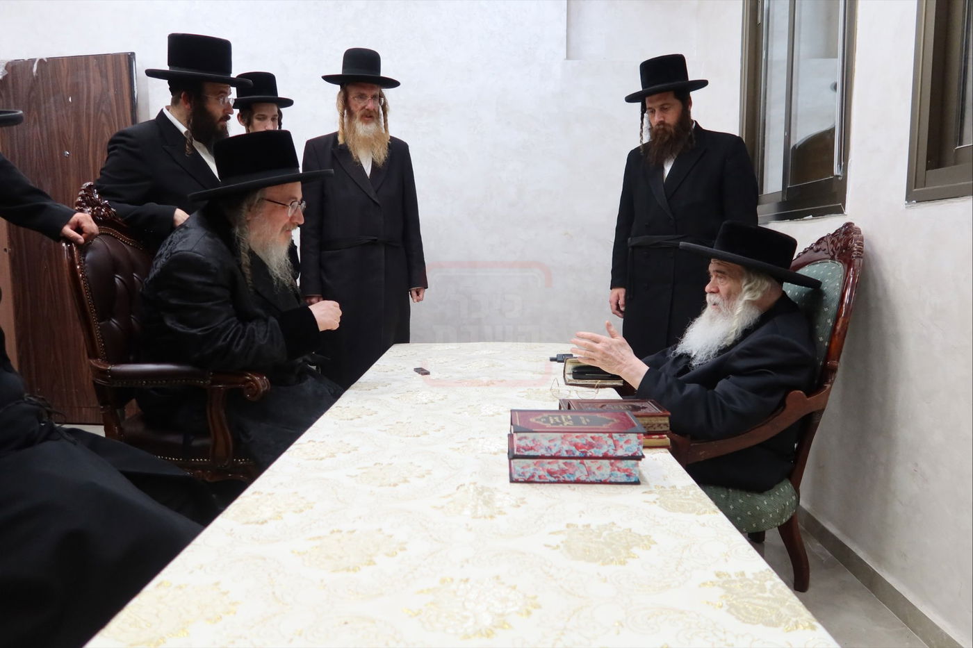 ניחום אבלים בחצה"ק קרעטשניף י-ם