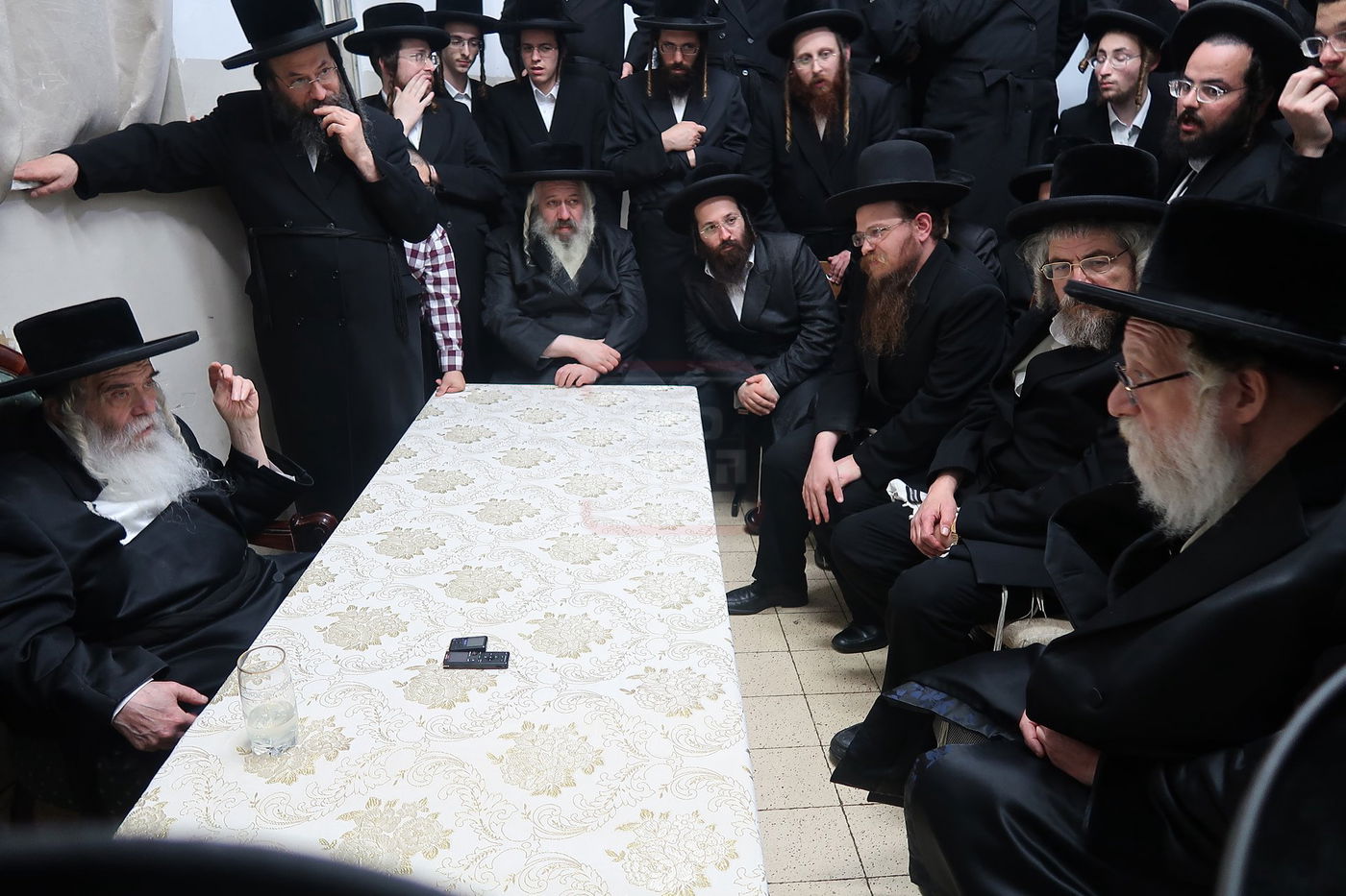 ניחום אבלים בחצה"ק קרעטשניף י-ם