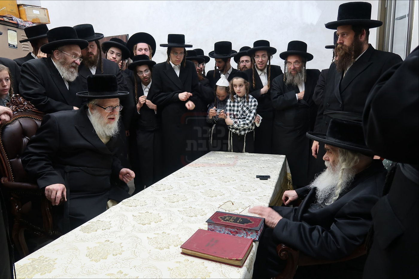 ניחום אבלים בחצה"ק קרעטשניף י-ם