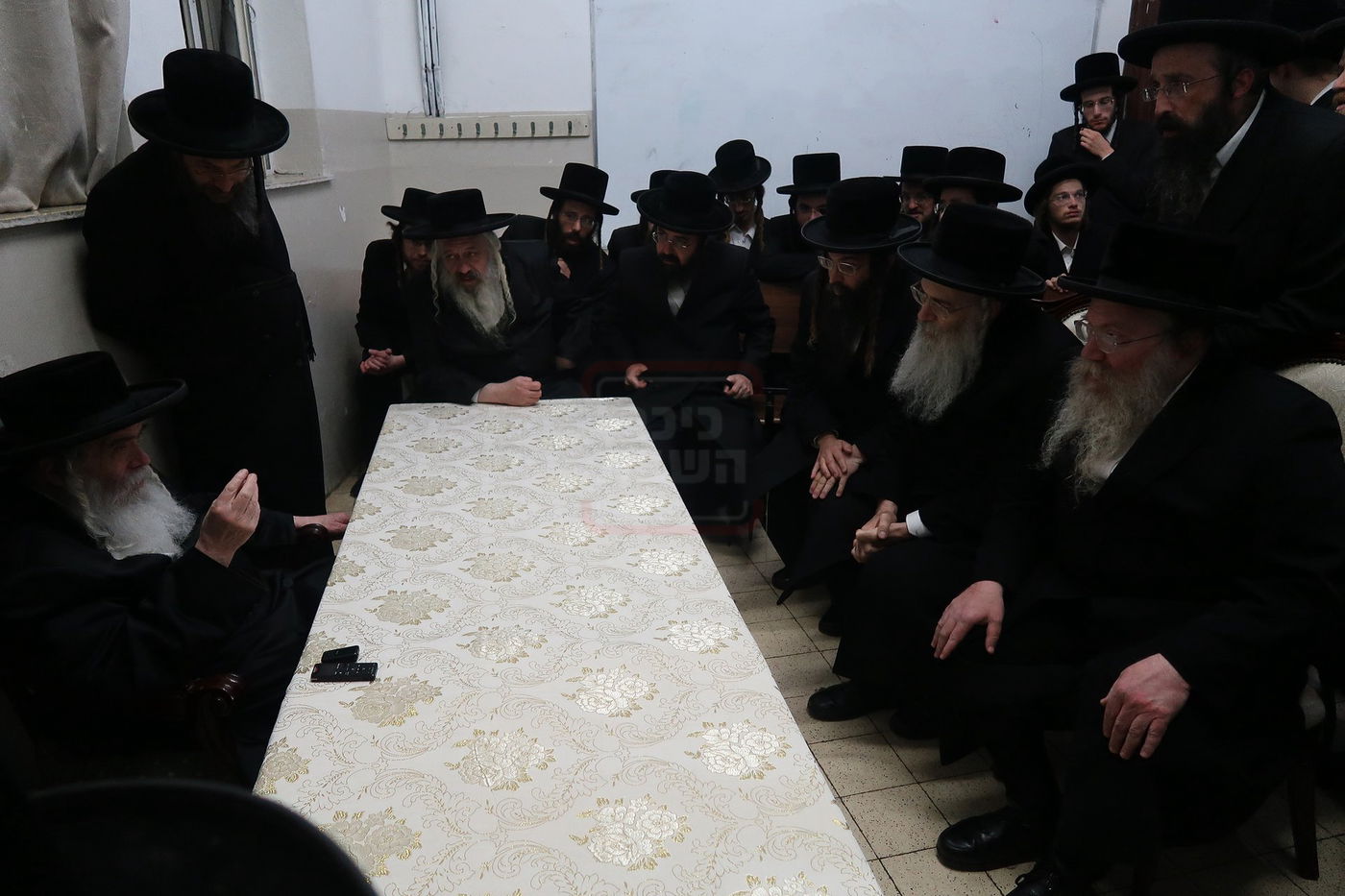 ניחום אבלים בחצה"ק קרעטשניף י-ם