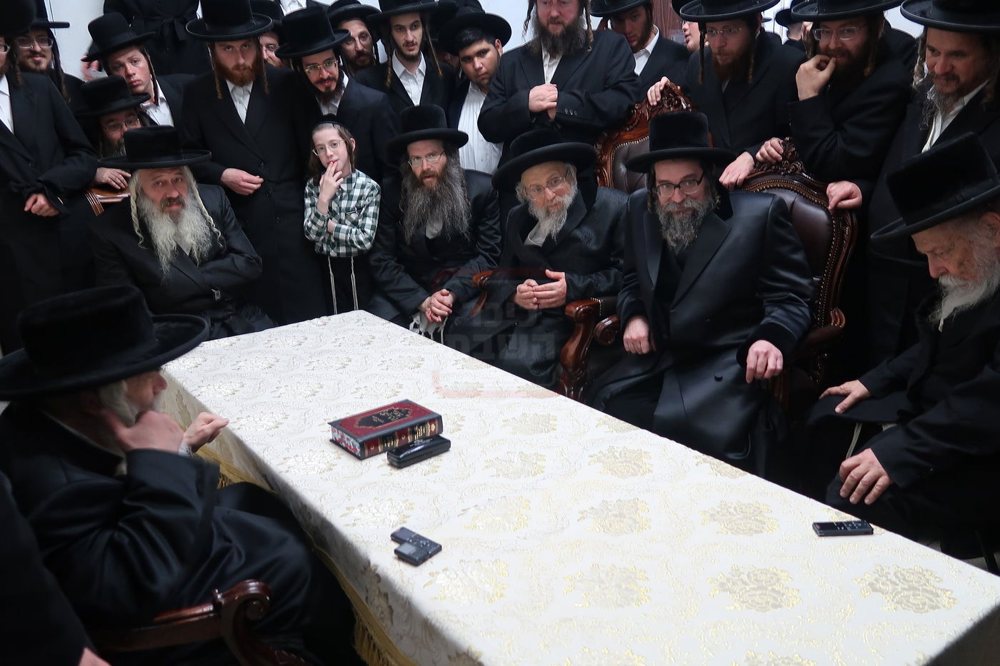 ניחום אבלים בחצה"ק קרעטשניף י-ם