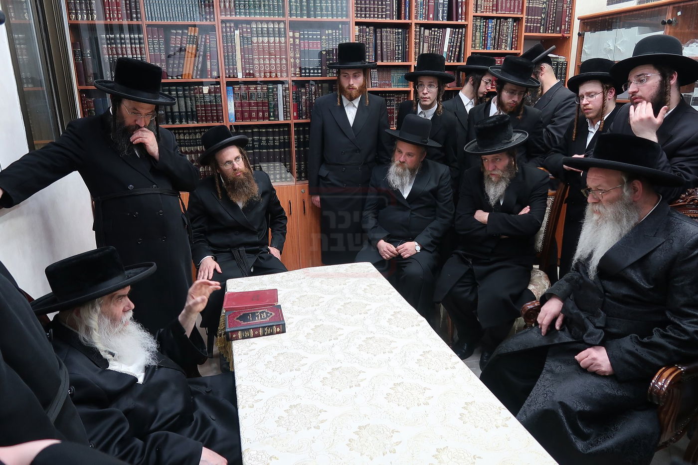 ניחום אבלים בחצה"ק קרעטשניף י-ם