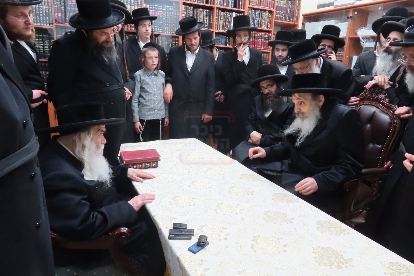 ניחום אבלים בחצה"ק קרעטשניף י-ם