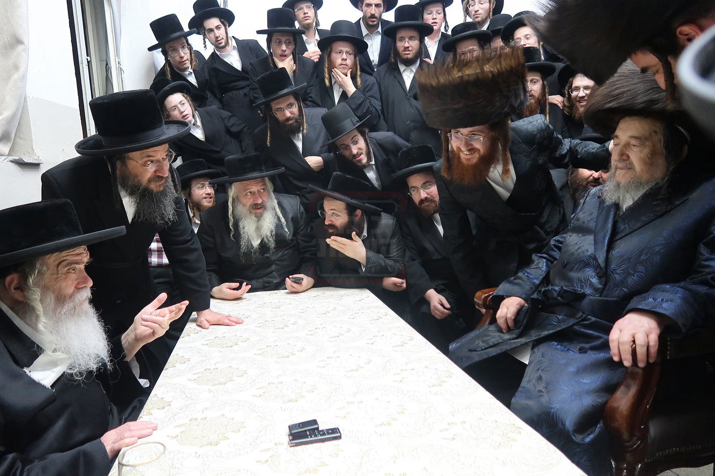 ניחום אבלים בחצה"ק קרעטשניף י-ם