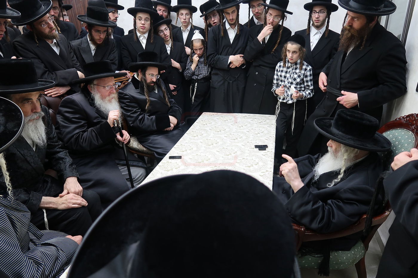 ניחום אבלים בחצה"ק קרעטשניף י-ם