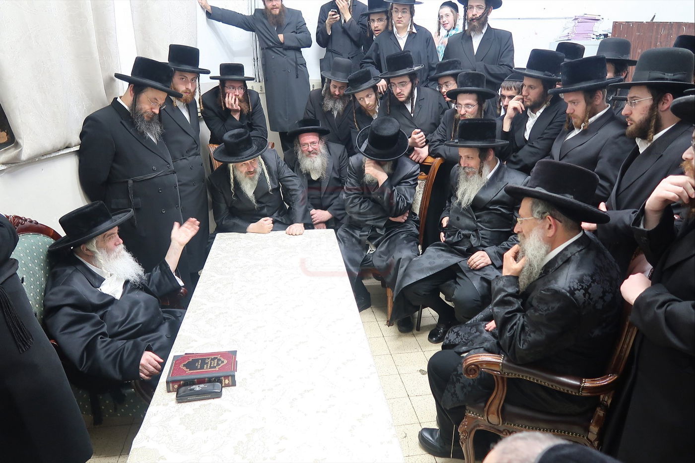 ניחום אבלים בחצה"ק קרעטשניף י-ם