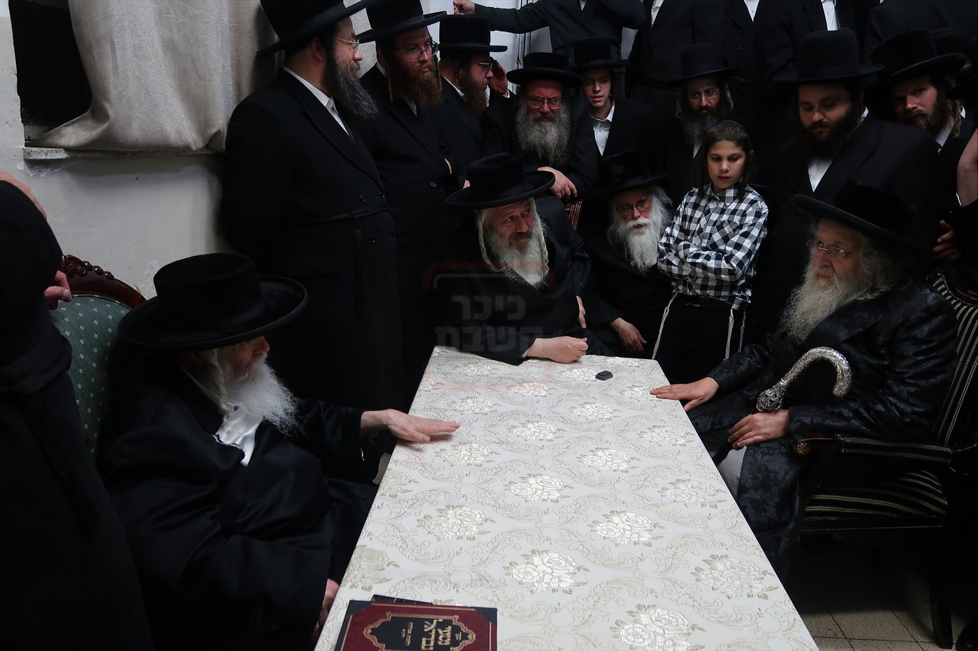 ניחום אבלים בחצה"ק קרעטשניף י-ם