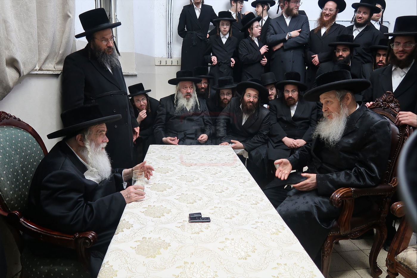 ניחום אבלים בחצה"ק קרעטשניף י-ם