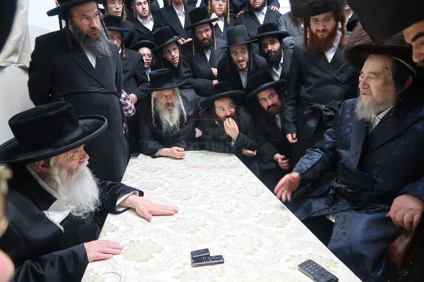 ניחום אבלים בחצה"ק קרעטשניף י-ם