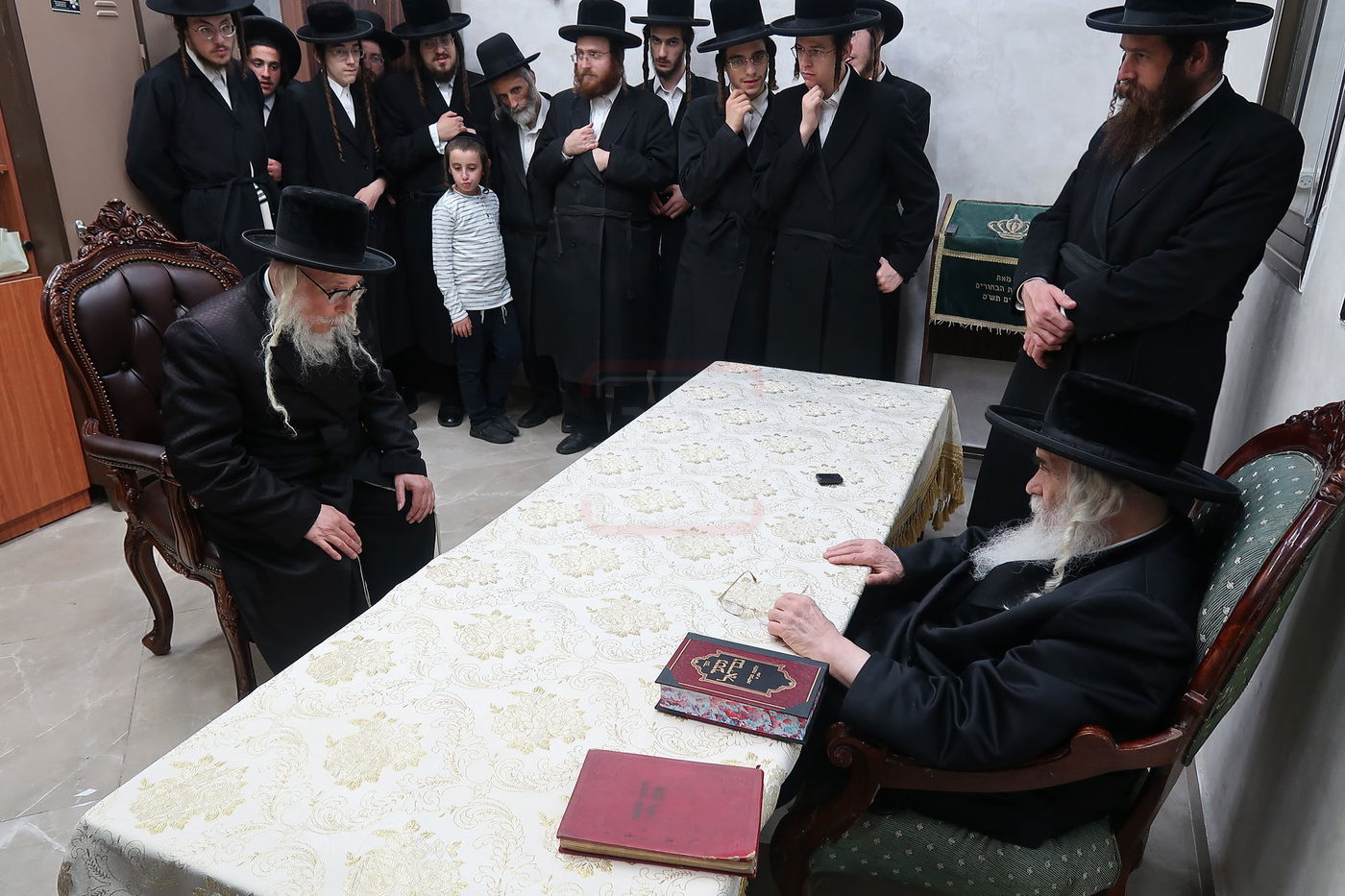 ניחום אבלים בחצה"ק קרעטשניף י-ם