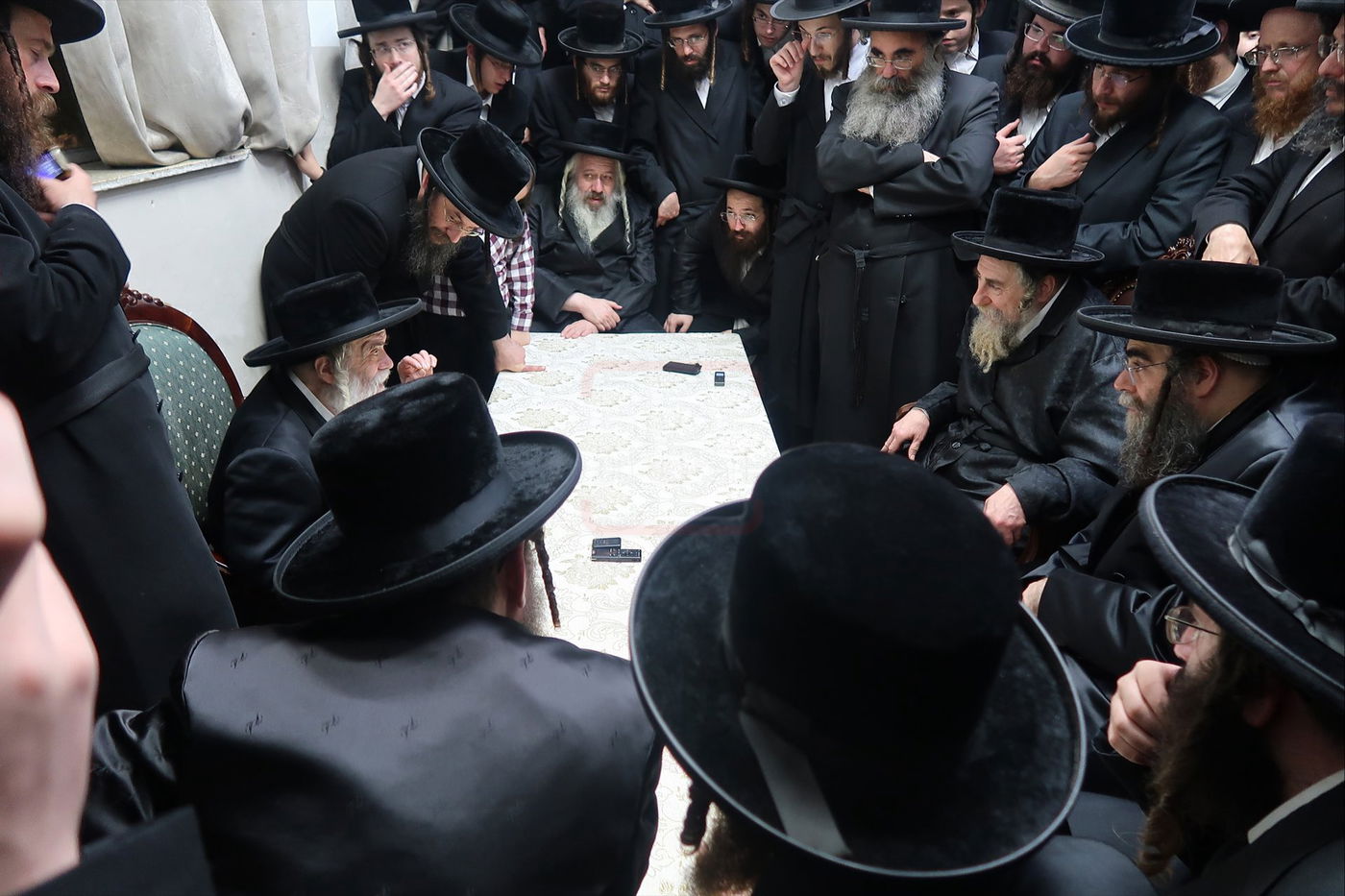 ניחום אבלים בחצה"ק קרעטשניף י-ם