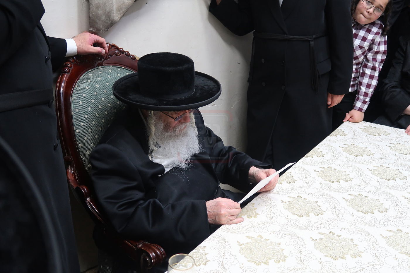 ניחום אבלים בחצה"ק קרעטשניף י-ם