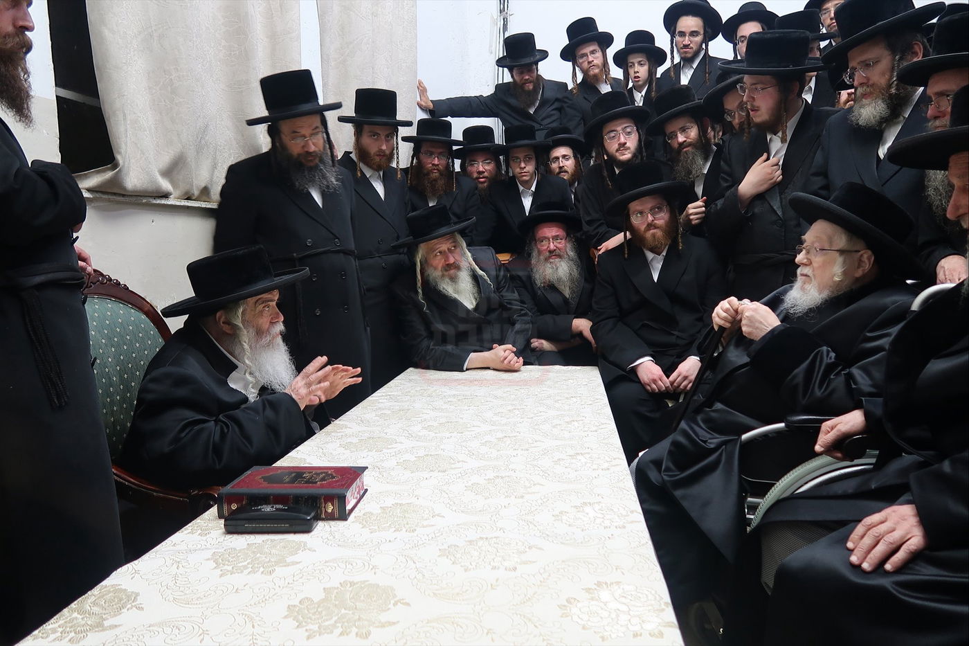 ניחום אבלים בחצה"ק קרעטשניף י-ם