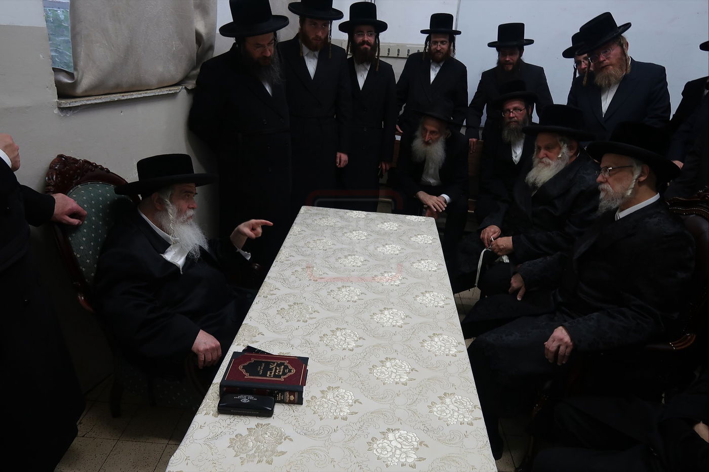 ניחום אבלים בחצה"ק קרעטשניף י-ם