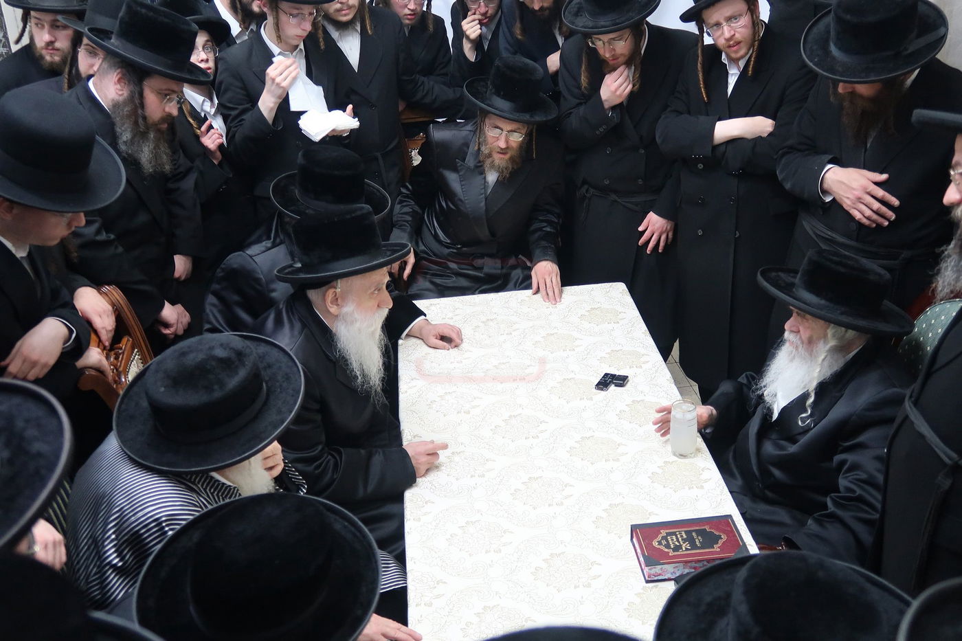 ניחום אבלים בחצה"ק קרעטשניף י-ם