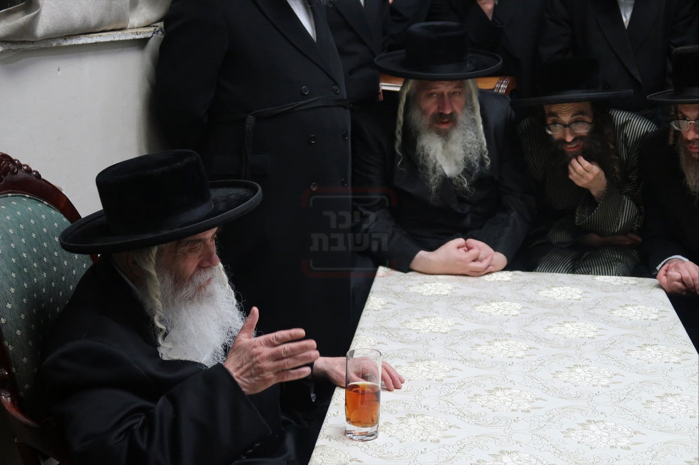 ניחום אבלים בחצה"ק קרעטשניף י-ם