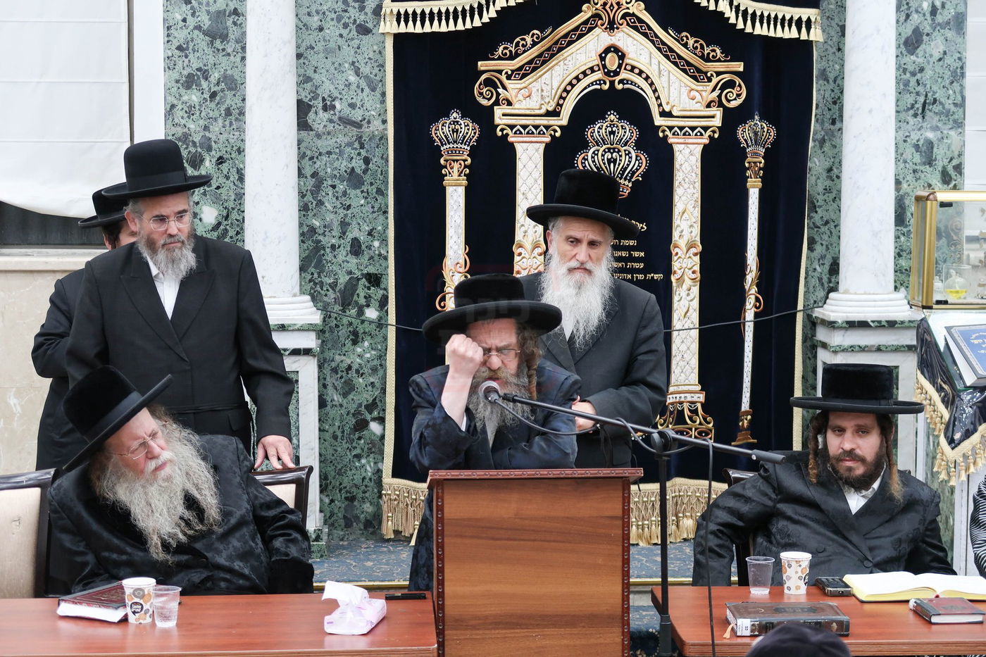 האדמו"ר מקרעטשניף סיגעט מספיד בעצרת התעוררות ככלות השבעה על האדמו"ר מקרעטשניף סיגעט זצ"ל