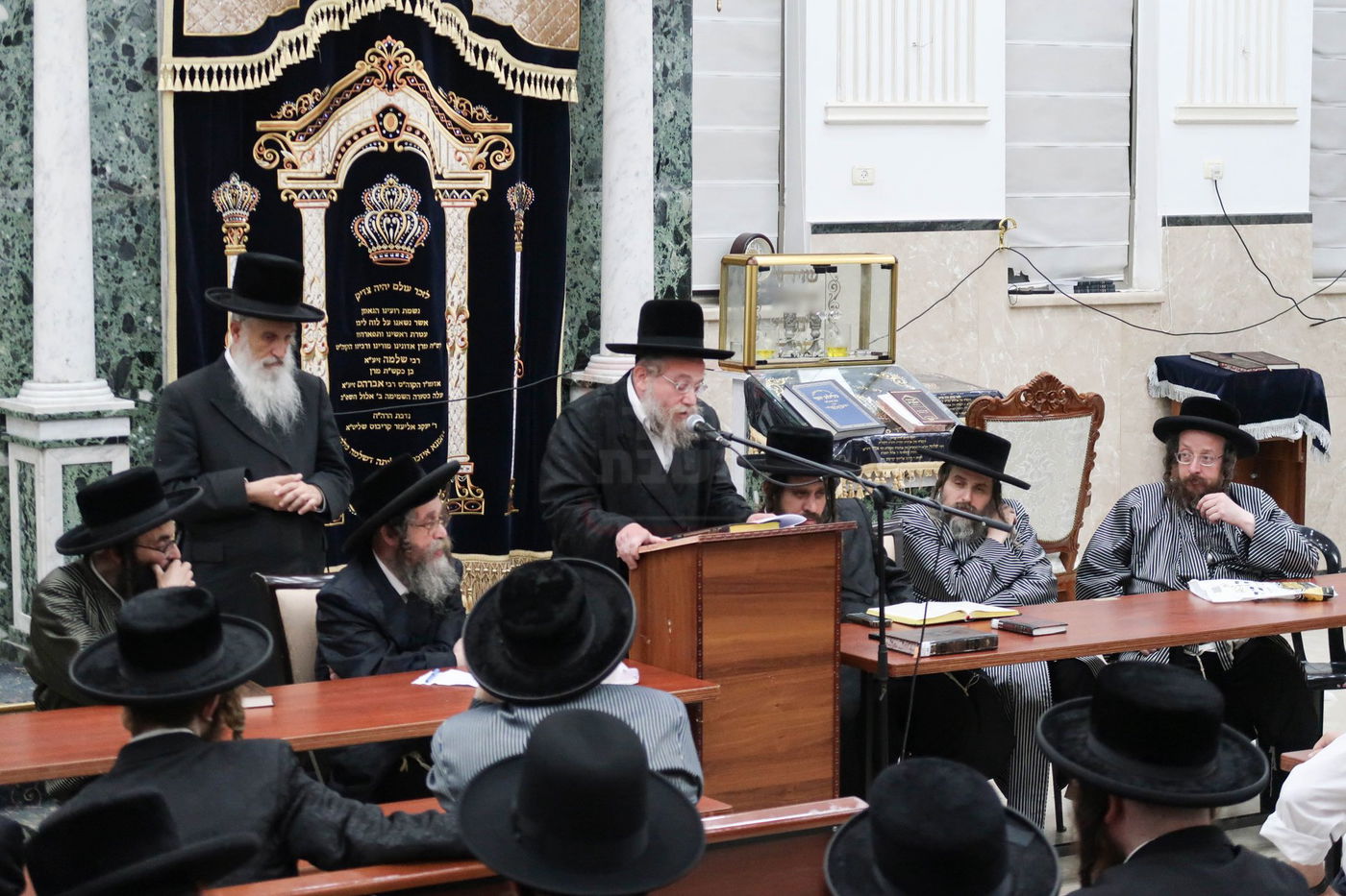 רבי שמשון רפאל ארלנדר מספיד בעצרת התעוררות ככלות השבעה על האדמו"ר מקרעטשניף סיגעט זצ"ל