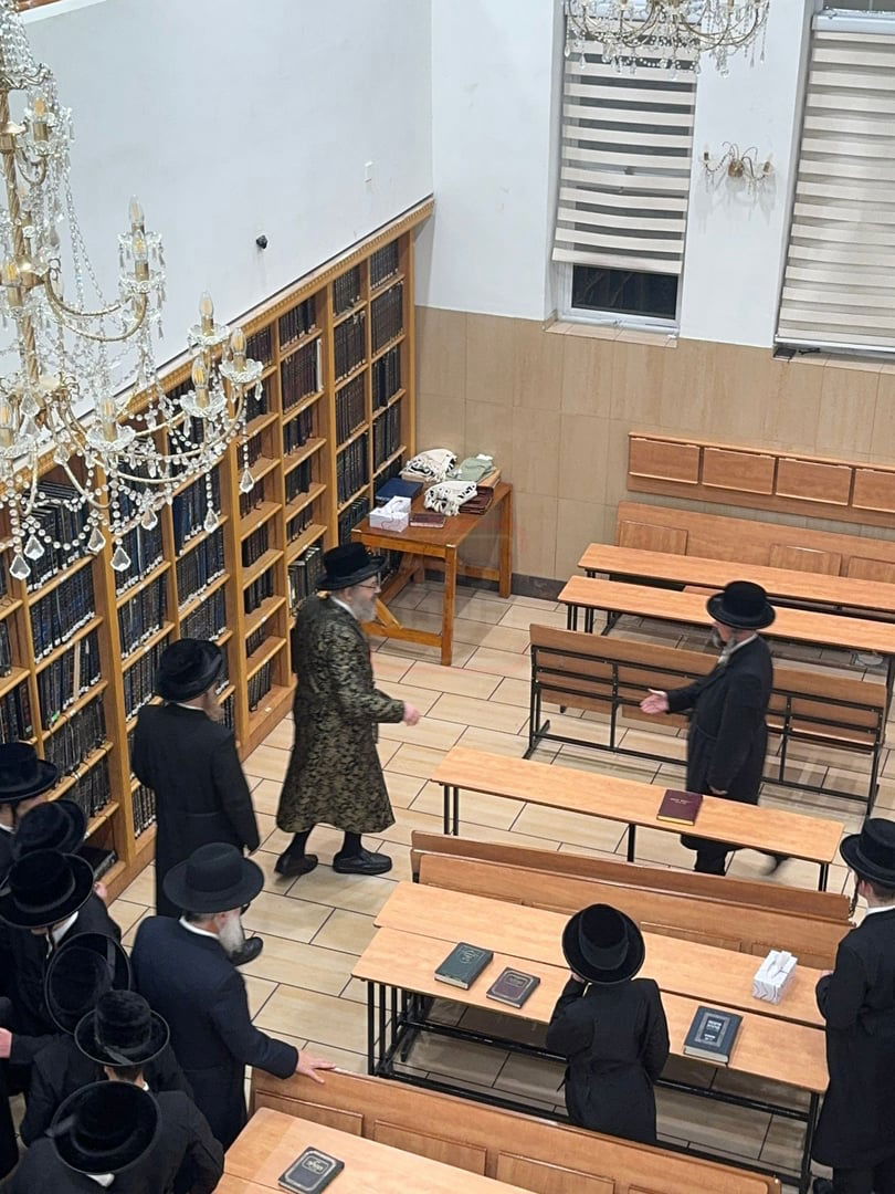 חסידים מקדמים את פני האדמו"ר מויז'ניץ לונדון