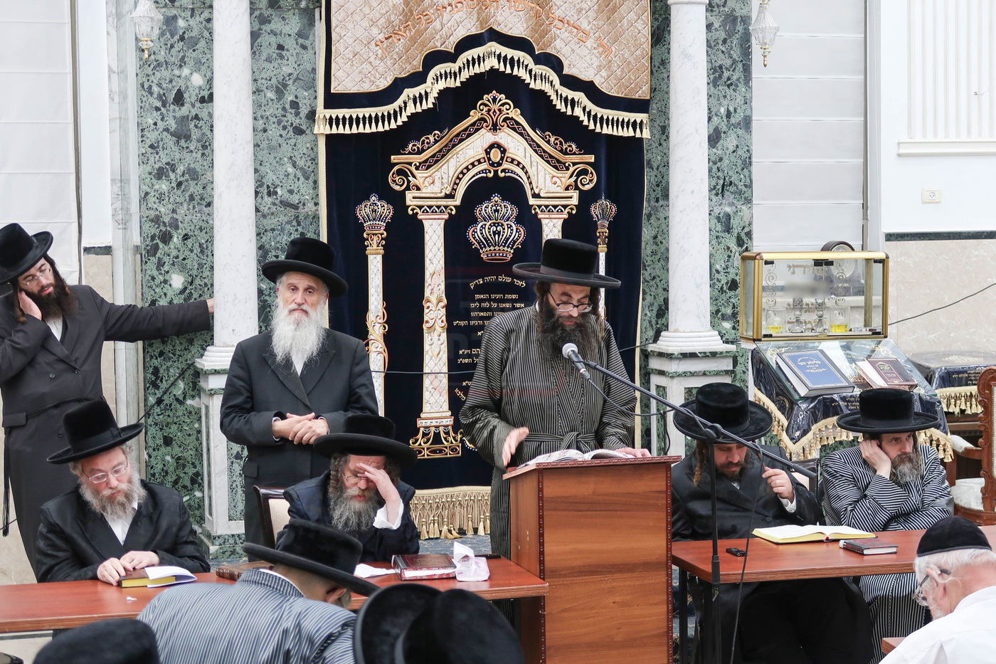 הגה"צ רבי אהרן קאהן מספיד בעצרת התעוררות ככלות השבעה על האדמו"ר מקרעטשניף סיגעט זצ"ל