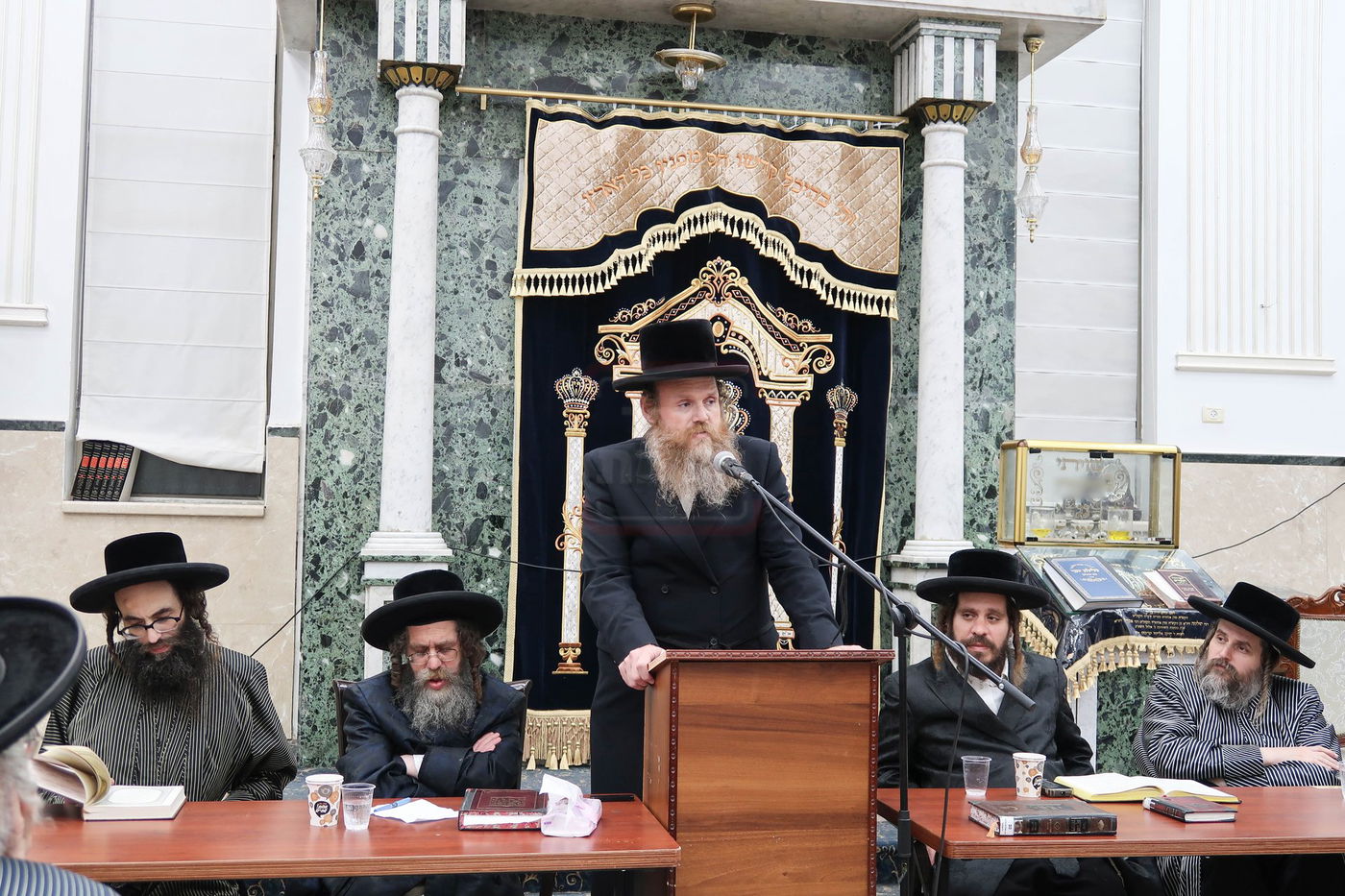 הגבאי ר' אשר פייג מספיד בעצרת התעוררות ככלות השבעה על האדמו"ר מקרעטשניף סיגעט זצ"ל