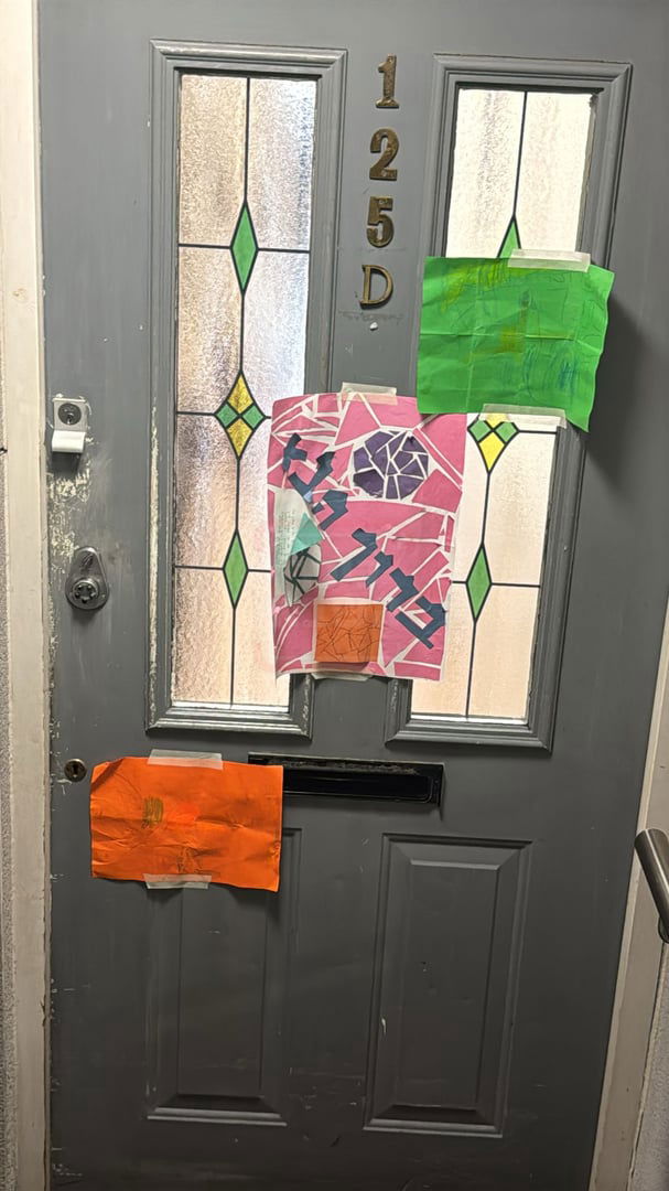 הציורים של נכדי האדמו"ר בפתח הבית