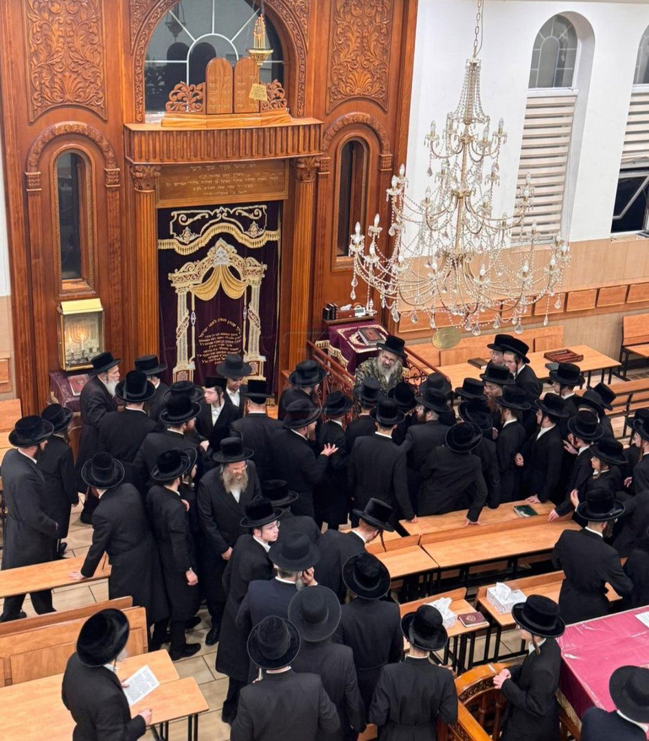 החסידים עוברים לברכת שלום אצל האדמו"ר מויז'ניץ לונדון עם חזרתו