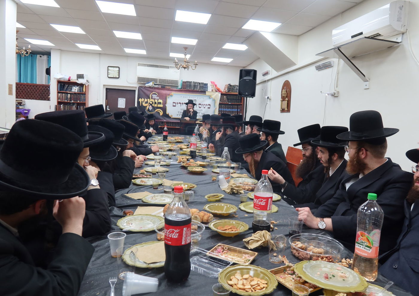 כינוס בחצה"ק זוועהיל לקראת מגבית 'בנפשו' להוצאת ספרי האדמו"ר זצ"ל