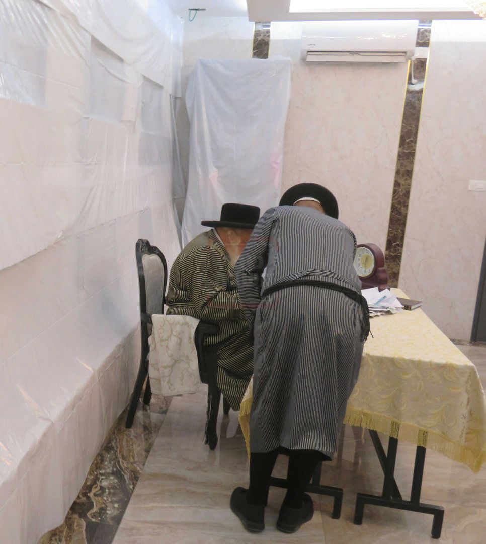 האדמו"ר מתולדות אהרן בקבלת קהל בבית שמש