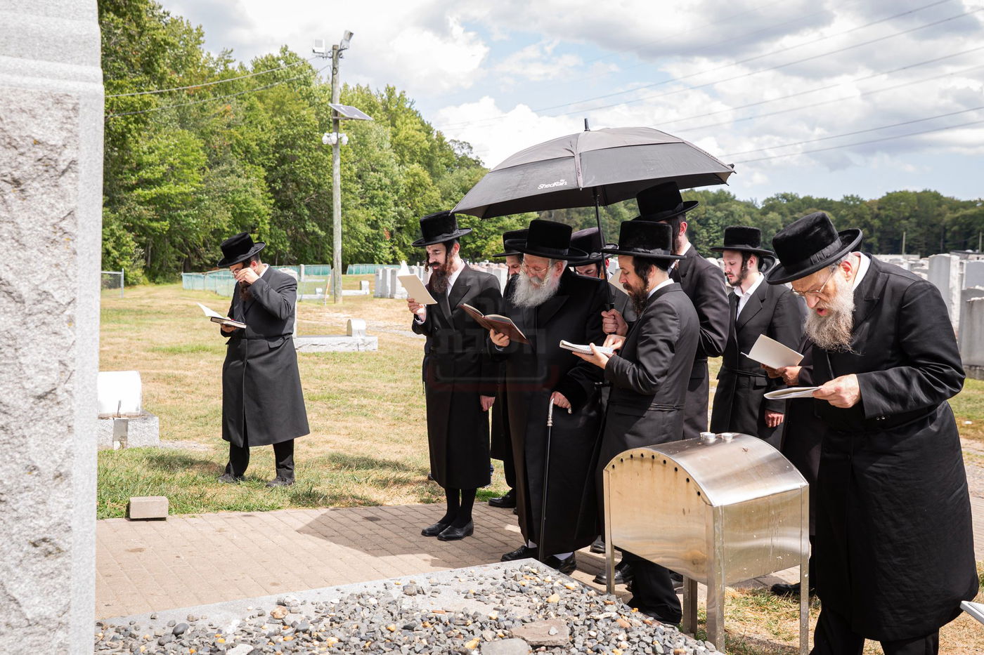 האדמו"ר מבאבוב ביום היא"צ של אמו הרבנית הצדקנית ע"ה