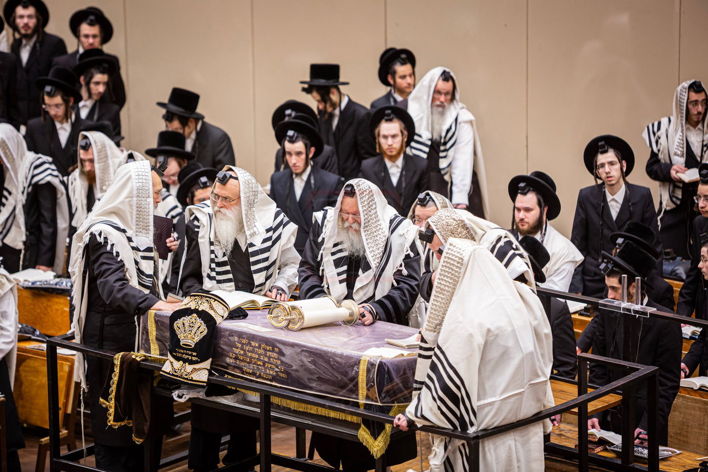 האדמו"ר מבאבוב בקריאת התורה ביום היא"צ של אמו הרבנית הצדקנית ע"ה