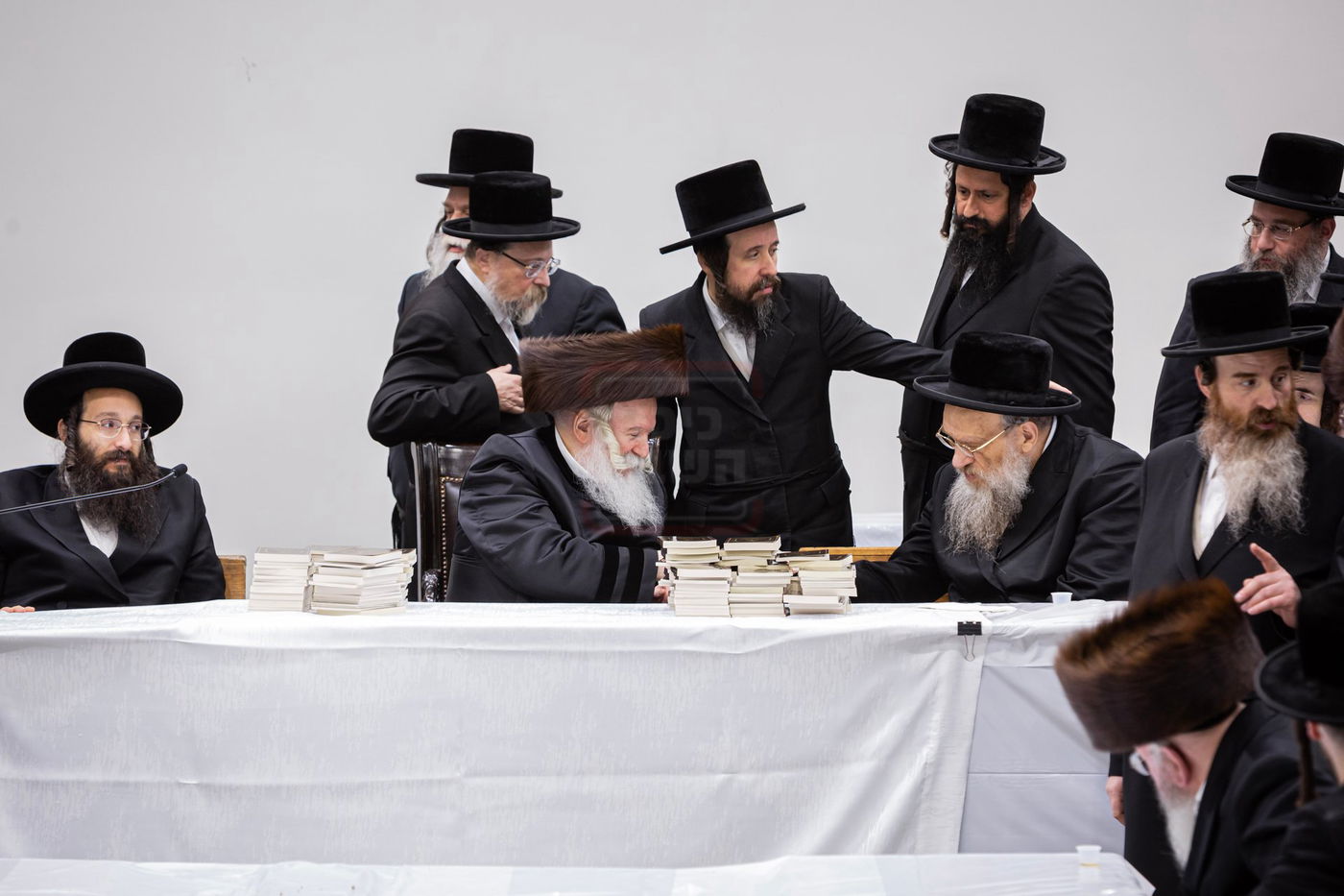 האדמו"ר מבאבוב בטיש לחיים לאחר התפילה