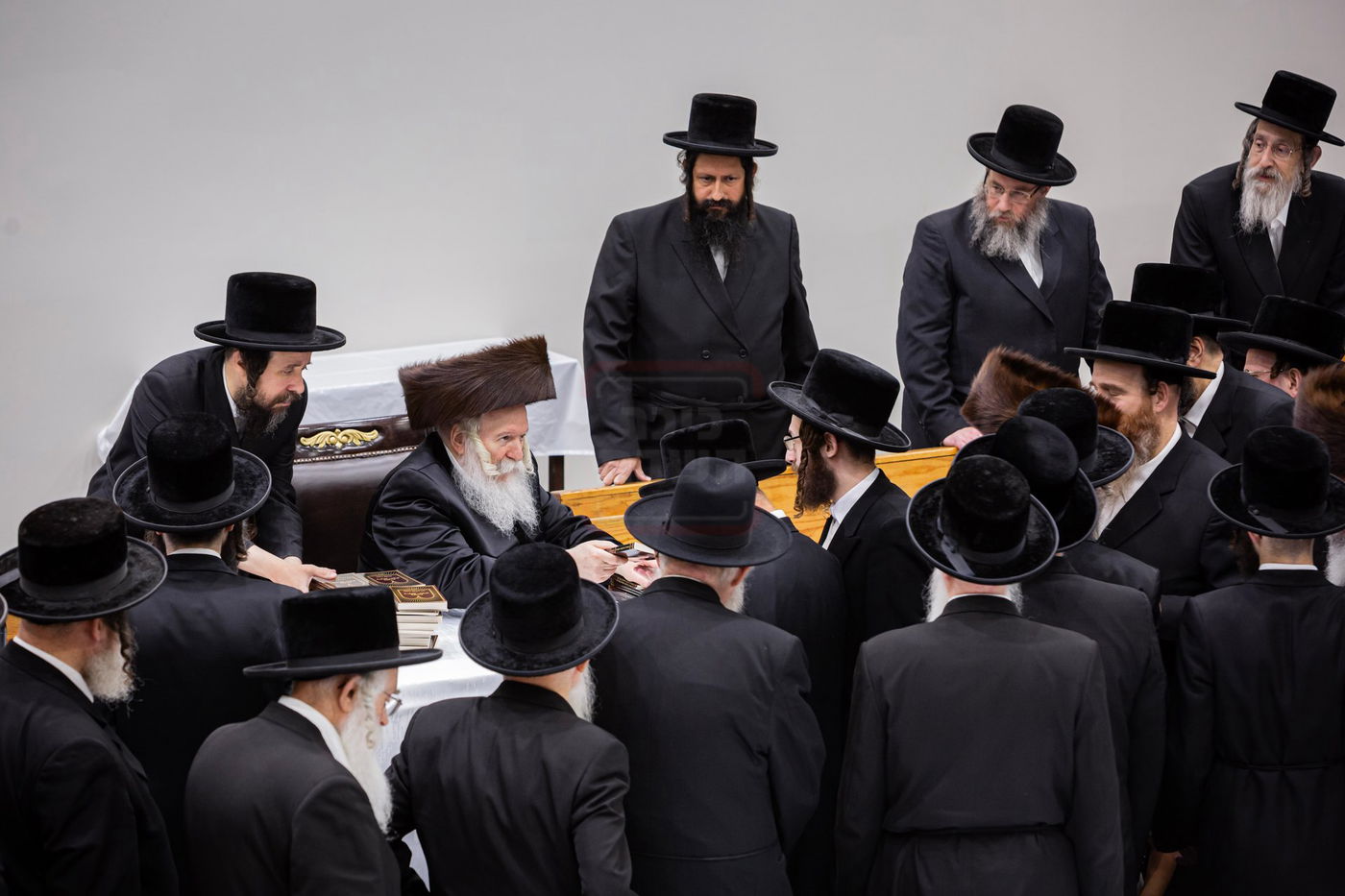 האדמו"ר מבאבוב בטיש לחיים לאחר התפילה