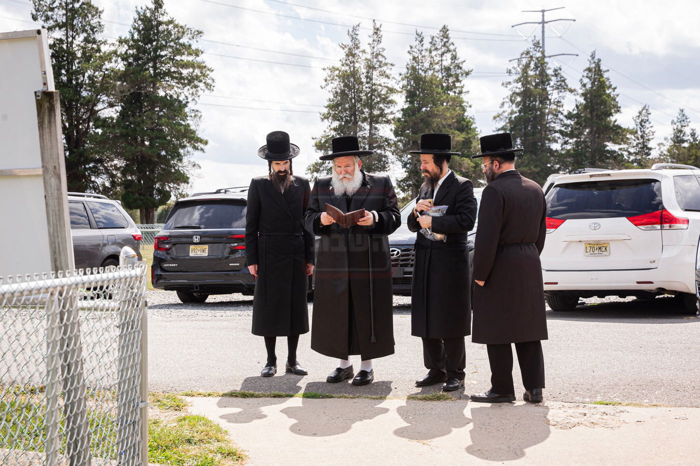 האדמו"ר מבאבוב ביום היא"צ של אמו הרבנית הצדקנית ע"ה