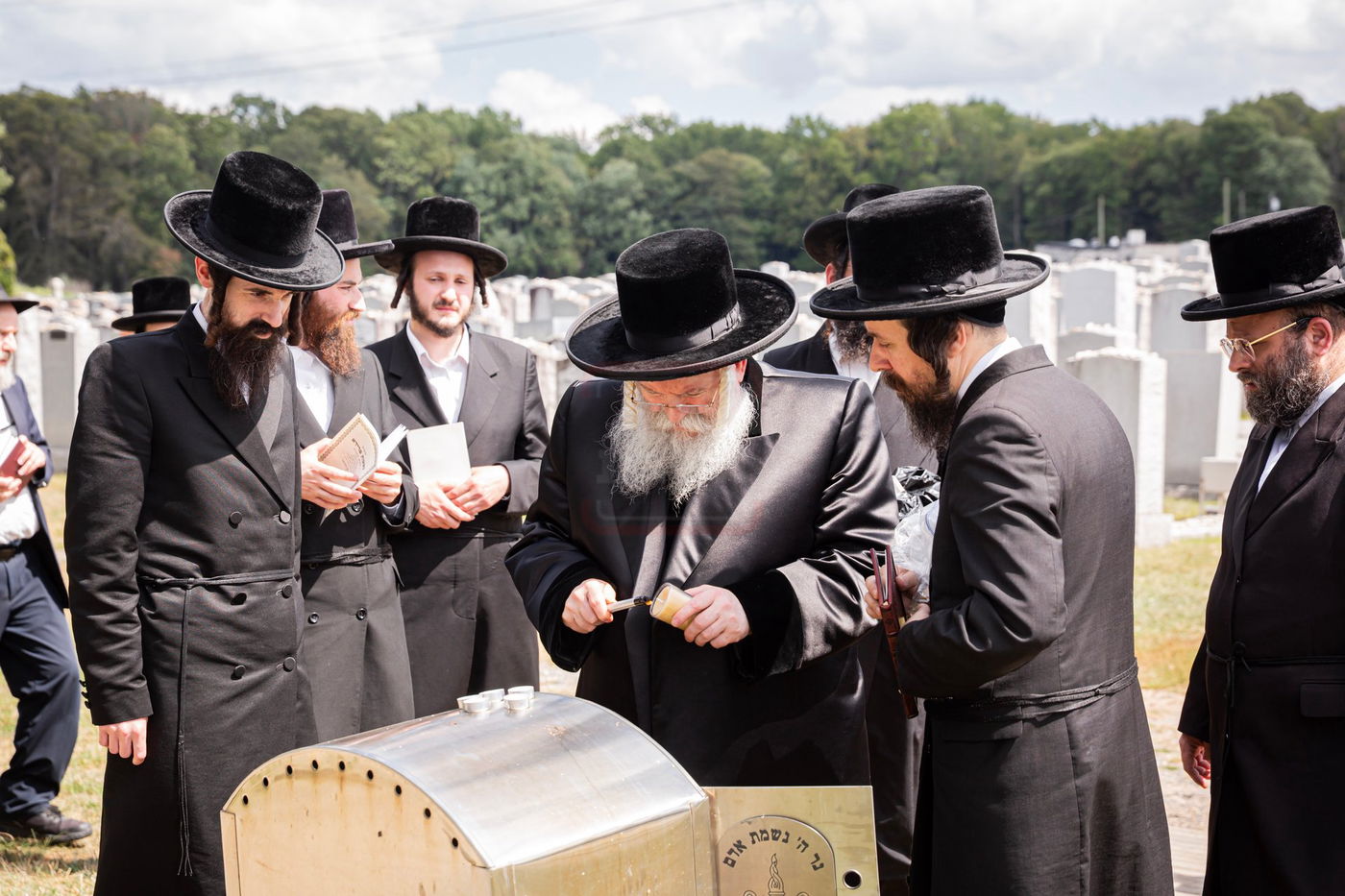 האדמו"ר מבאבוב ביום היא"צ של אמו הרבנית הצדקנית ע"ה