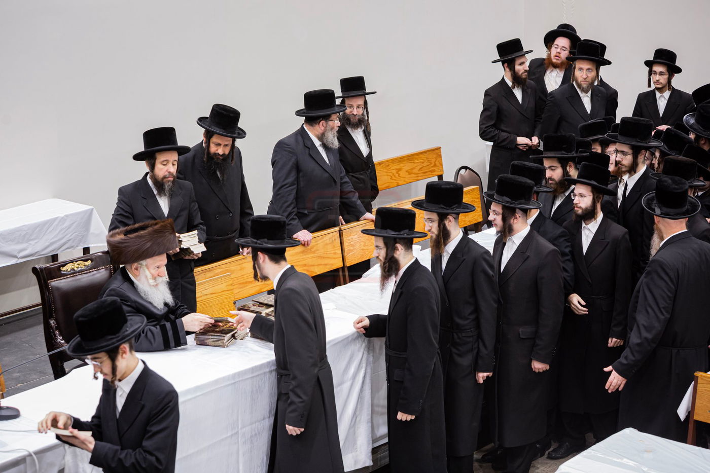 האדמו"ר מבאבוב בטיש לחיים לאחר התפילה