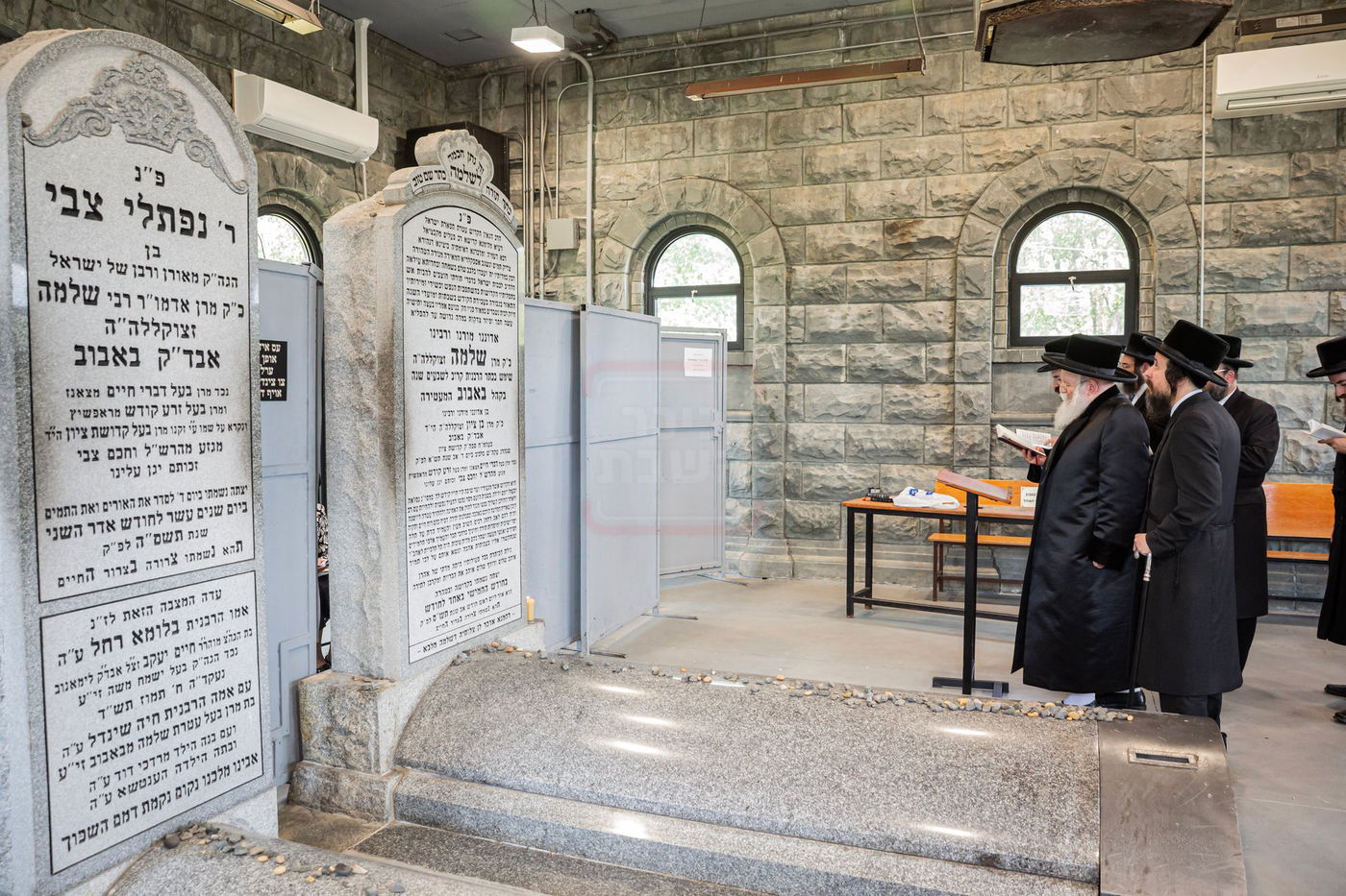 האדמו"ר מבאבוב ביום היא"צ של אמו הרבנית הצדקנית ע"ה