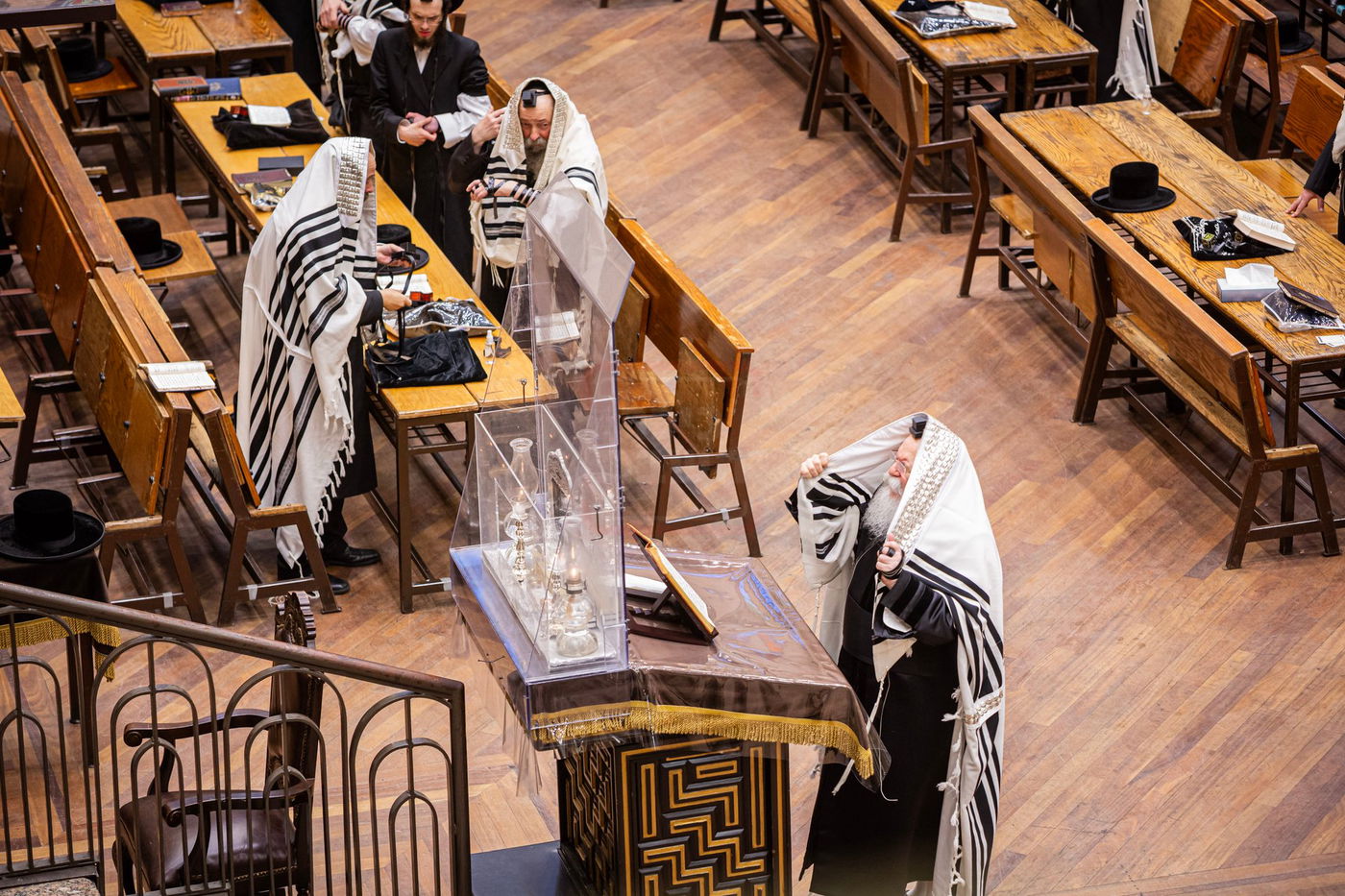 האדמו"ר מבאבוב בתפילת שחרית ביום היא"צ של אמו הרבנית הצדקנית ע"ה