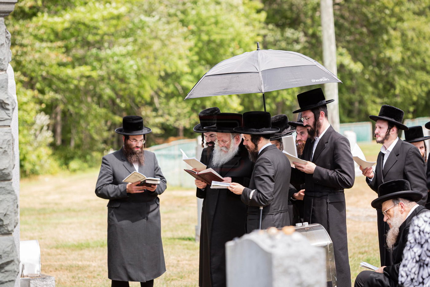 האדמו"ר מבאבוב ביום היא"צ של אמו הרבנית הצדקנית ע"ה