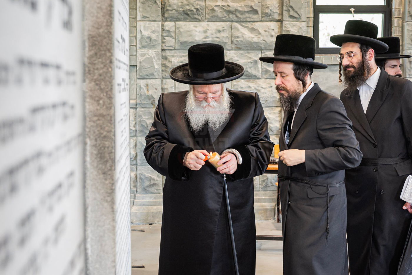 האדמו"ר מבאבוב ביום היא"צ של אמו הרבנית הצדקנית ע"ה