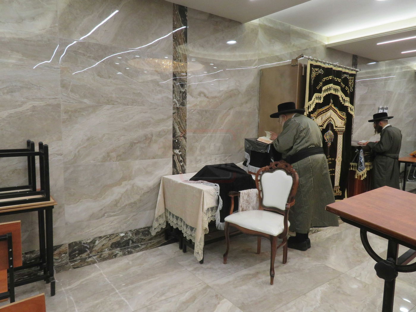 האדמו"ר מתולדות אהרן בתפילת ערבית בבית שמש