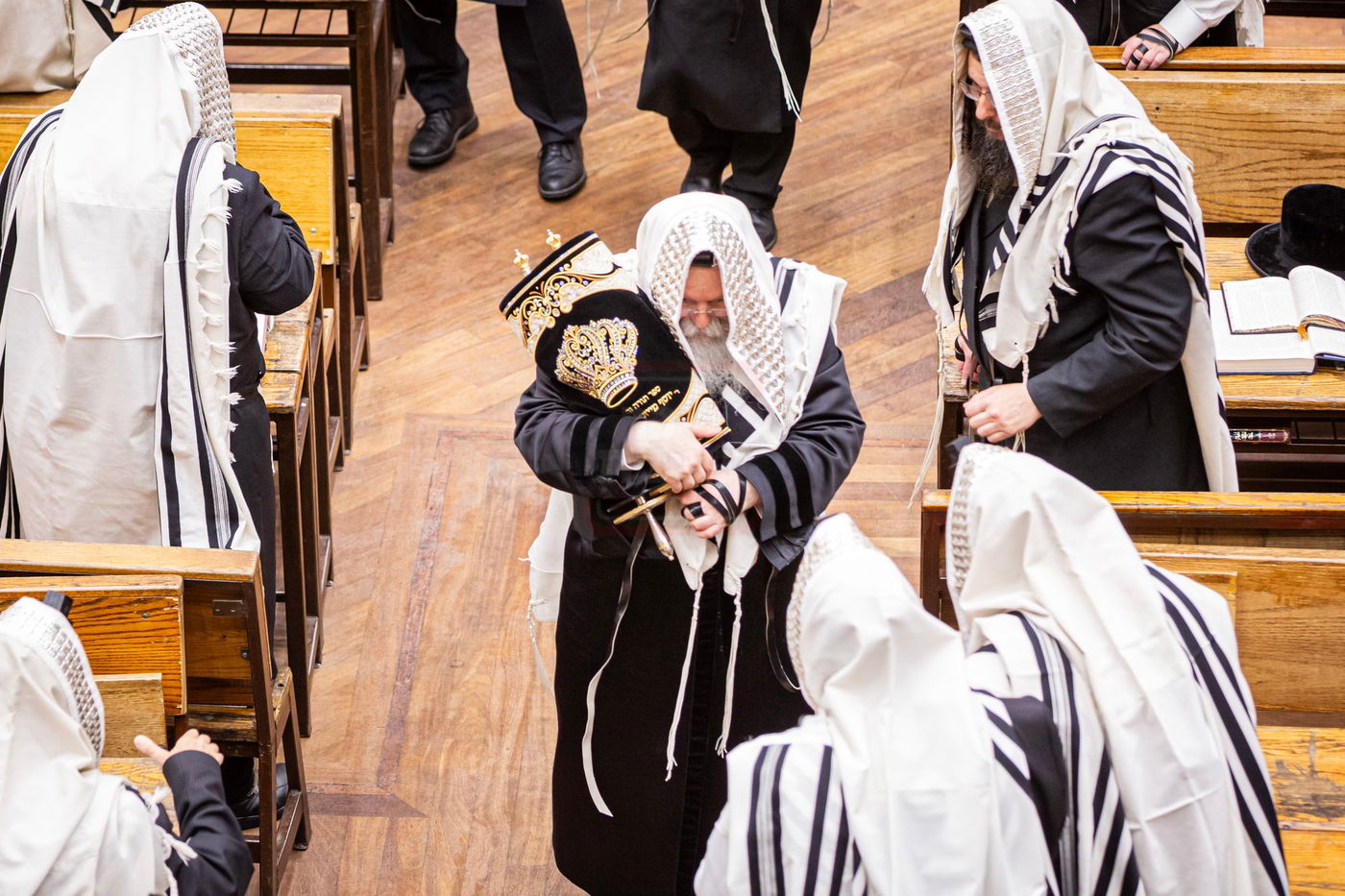 האדמו"ר מבאבוב בקריאת התורה ביום היא"צ של אמו הרבנית הצדקנית ע"ה