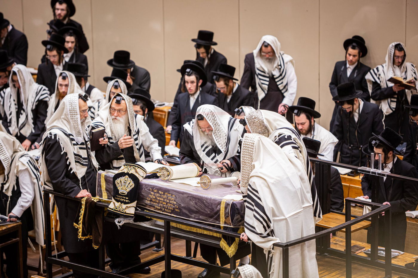 האדמו"ר מבאבוב בקריאת התורה ביום היא"צ של אמו הרבנית הצדקנית ע"ה