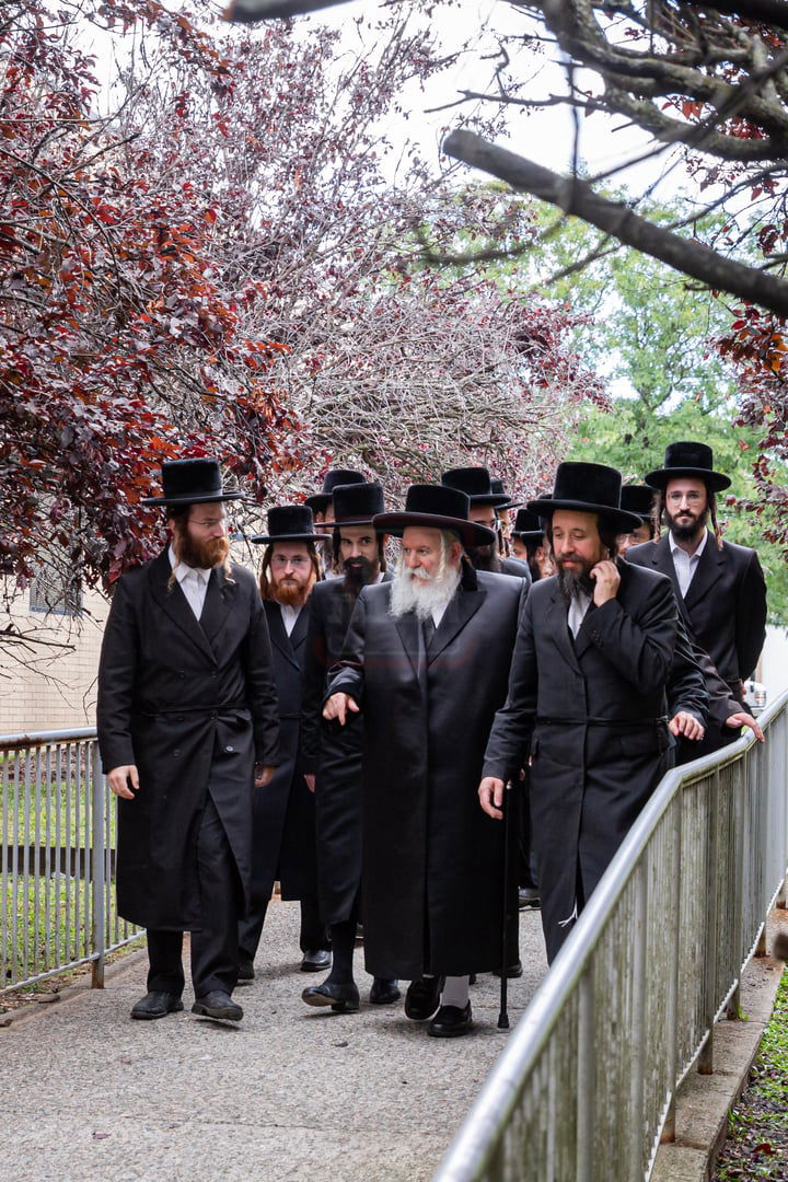 האדמו"ר מבאבוב ביום היא"צ של אמו הרבנית הצדקנית ע"ה