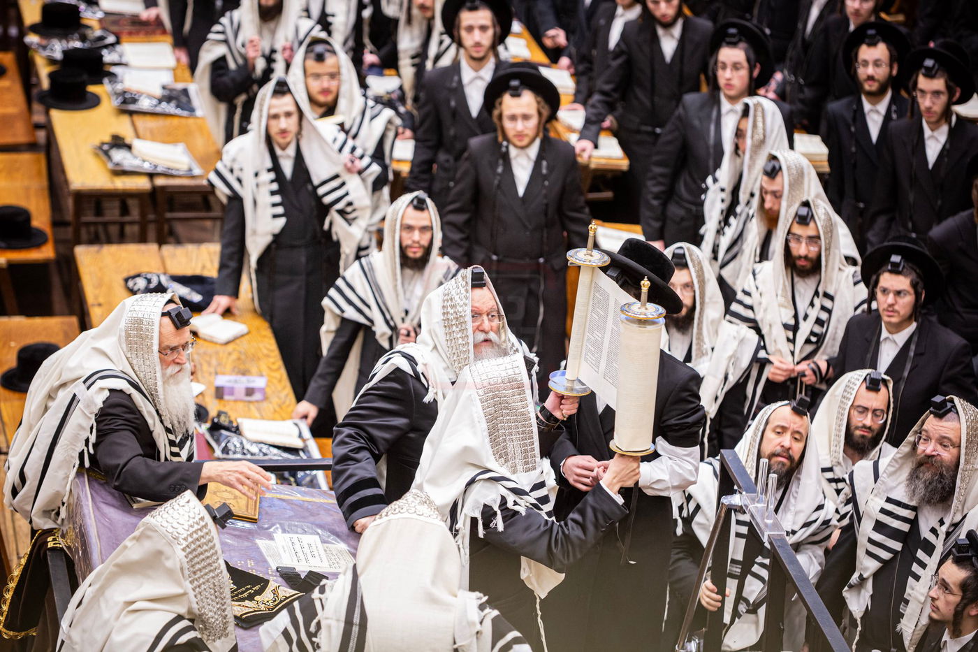 האדמו"ר מבאבוב בהגבהת ספר התורה ביום היא"צ של אמו הרבנית הצדקנית ע"ה