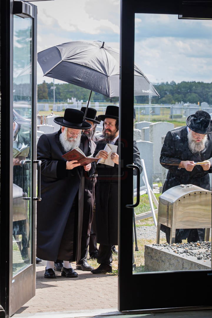 האדמו"ר מבאבוב ביום היא"צ של אמו הרבנית הצדקנית ע"ה