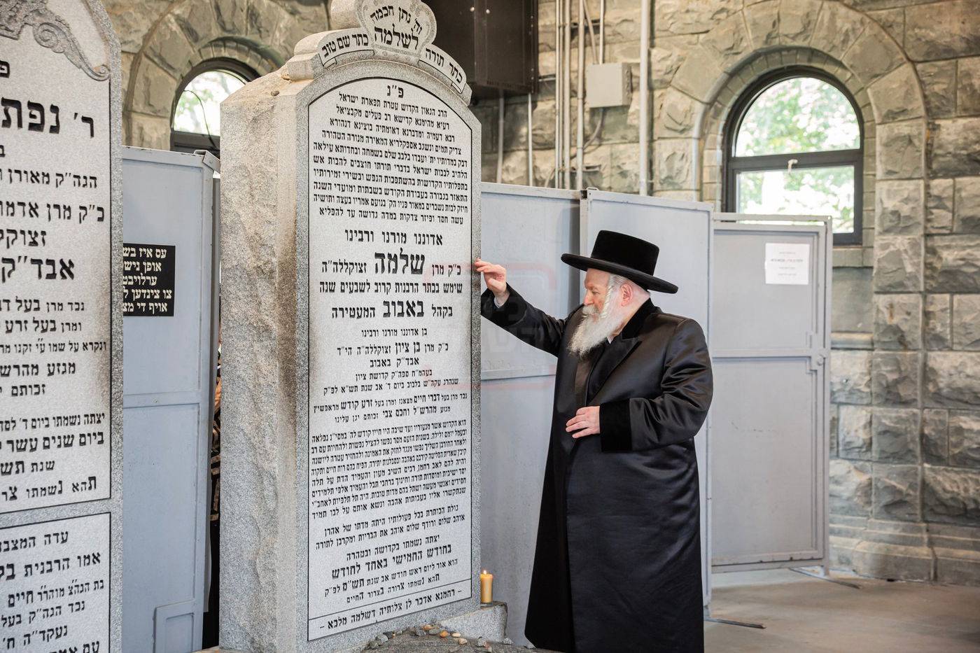 האדמו"ר מבאבוב ביום היא"צ של אמו הרבנית הצדקנית ע"ה