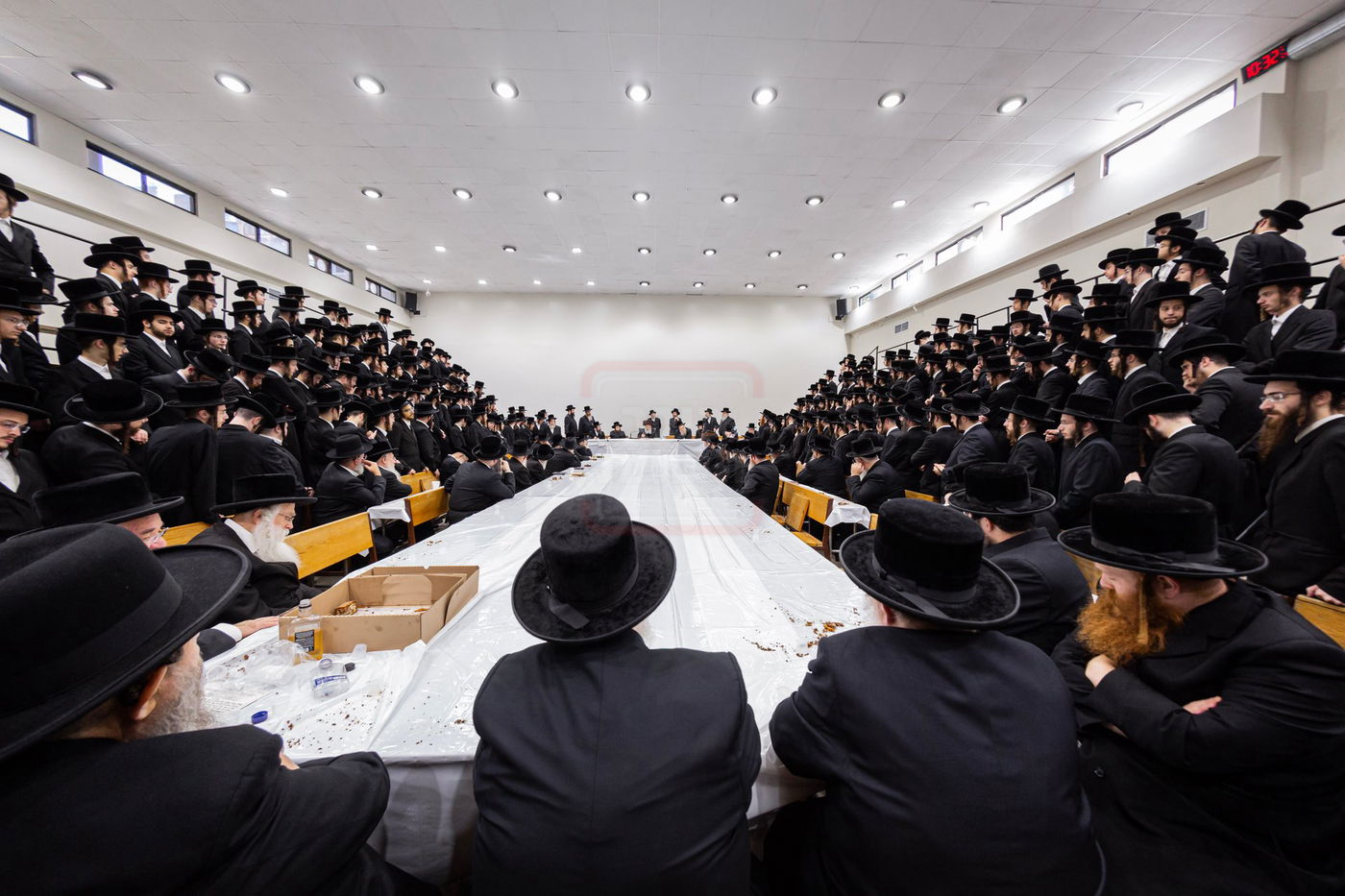 האדמו"ר מבאבוב בטיש לחיים לאחר התפילה